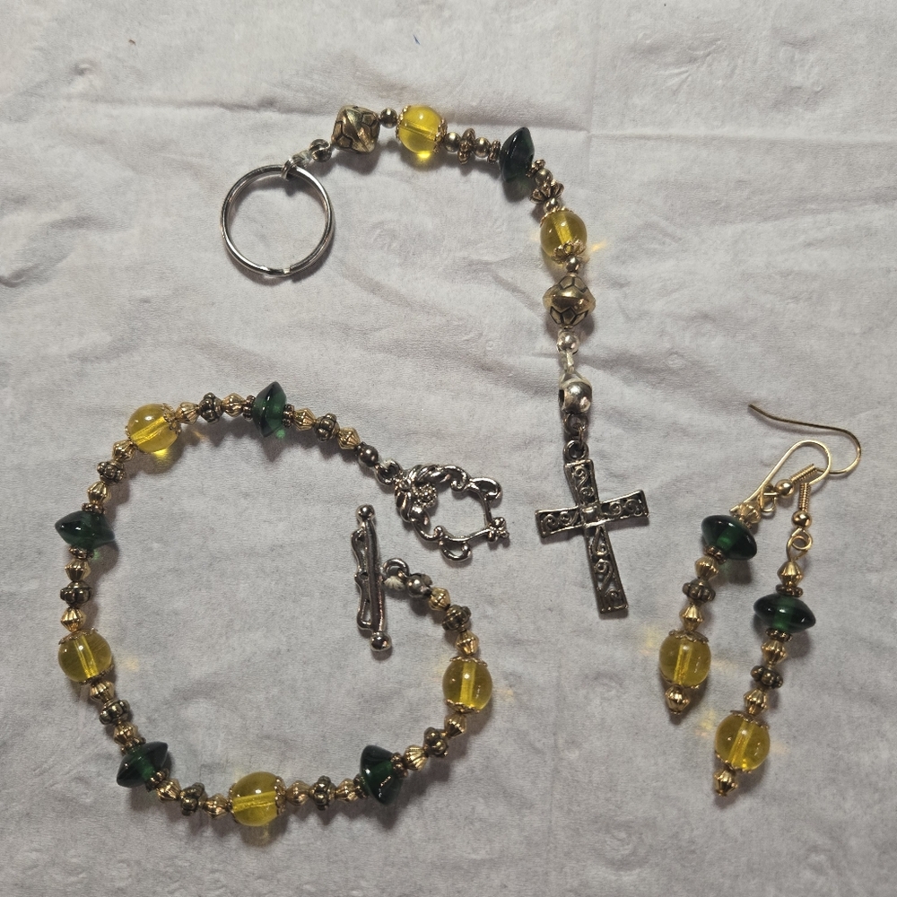 Handmade Beaded set. Bracelet, Earrings and Keychain. Green and Gold with gold